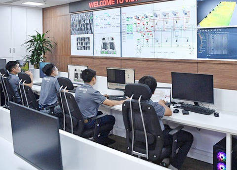 Đua xây trung tâm dữ liệu ngàn tỉ- Ảnh 1. Tại một trung tâm dữ liệu ngàn tỉ đồng vừa được đưa vào vận hành tại Việt Nam - Ảnh: DIỆU LINH