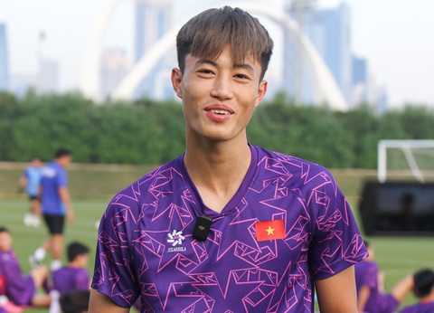 Tiền vệ Nguyễn Văn Trường trả lời phỏng vấn trước buổi tập - Ảnh: VFF Tiền vệ Nguyễn Văn Trường trả lời phỏng vấn trước buổi tập - Ảnh: VFF