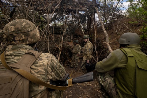 Quân nhân Ukraine thuộc Lữ đoàn cơ giới riêng biệt số 22 ở ngoại ô Chasiv Yar, Ukraine, ngày 19-4 - Ảnh: REUTERS Quân nhân Ukraine thuộc Lữ đoàn cơ giới riêng biệt số 22 ở ngoại ô Chasiv Yar, Ukraine, ngày 19-4 - Ảnh: REUTERS