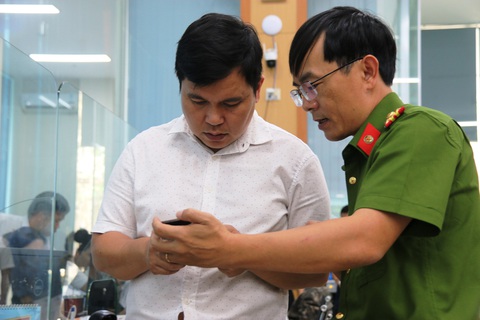 Huế đặt mục tiêu 90% hồ sơ lý lịch tư pháp của người dân làm qua VNeID- Ảnh 1. Lực lượng công an tỉnh Thừa Thiên Huế hỗ trợ người dân đăng ký lý lịch tư pháp qua hệ thống VNeID - Ảnh: NHẬT LINH