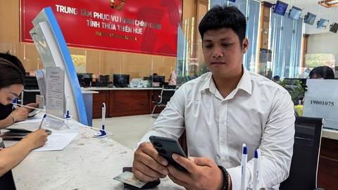 Huế đặt mục tiêu 90% hồ sơ lý lịch tư pháp của người dân làm qua VNeID- Ảnh 2. Một người dân ở Thừa Thiên Huế đến Trung tâm hành chính công tỉnh để được hướng dẫn thực hiện các bước khai báo lý lịch tư pháp qua hệ thống VNeID - Ảnh: NHẬT LINH