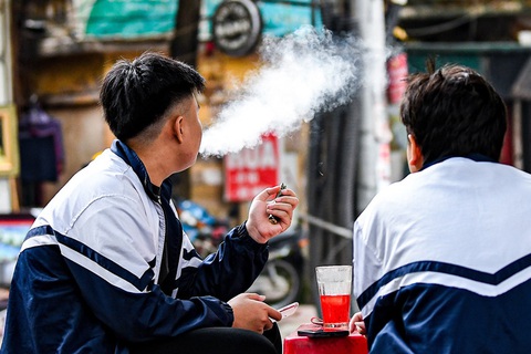 Học sinh sử dụng thuốc lá điện tử - Ảnh: NAM TRẦN Học sinh sử dụng thuốc lá điện tử tăng gấp đôi sau một năm - Ảnh minh họa: NAM TRẦN