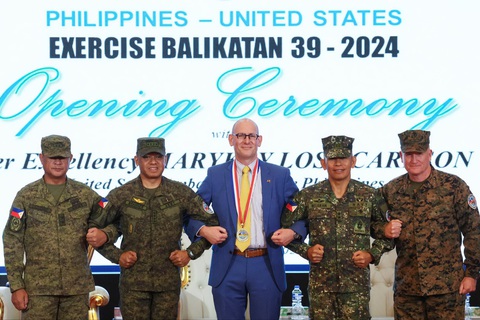 Mỹ, Philippines tập trận có quân Pháp và Úc: Một liên minh quân sự mới ở Biển Đông?- Ảnh 1. Các chỉ huy Philippines, Mỹ và đại diện Đại sứ quán Mỹ tại lễ khởi động cuộc tập trận chung Balikatan 2024 tại Manila (Philippines) vào ngày 22-4 - Ảnh: Reuters