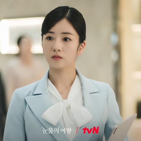 Nữ phụ phim Nữ hoàng nước mắt - Yoon Bomi (Apink) hẹn hò 8 năm với nhà sản xuất âm nhạc Rado- Ảnh 4. Gần đây, Bomi gây chú ý với vai thư ký Na đáng yêu của Queen of tears.