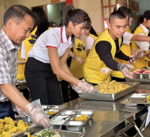 H'Hen Niê và các tình nguyện viên chia phần ăn - Ảnh: NVCC H'Hen Niê và các tình nguyện viên chia phần ăn