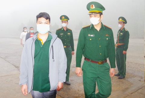 Giải cứu bé gái 13 tuổi bị lừa bán qua Myanmar rồi Lào- Ảnh 2. Lực lượng biên phòng giải cứu 4 nạn nhân bị bán sang Lào hồi đầu tháng 4-2024 - Ảnh: T.M.