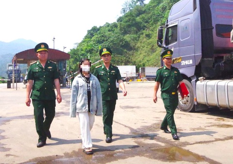 Giải cứu bé gái 13 tuổi bị lừa bán qua Myanmar rồi Lào- Ảnh 1. Bé gái 13 tuổi bị bán sang Lào được giải cứu an toàn và đang trên đường về cửa khẩu quốc tế Cầu Treo - Ảnh: T.M.