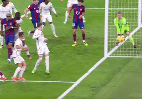 Chuyện thật như đùa: Barca đòi đá lại với Real Madrid- Ảnh 1. Thủ môn Lunin cản phá cú dứt điểm của Lamine Yamal