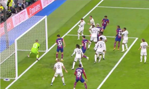Chuyện thật như đùa: Barca đòi đá lại với Real Madrid- Ảnh 3. Hình ảnh cho thấy rất có thể bóng đã qua vạch vôi