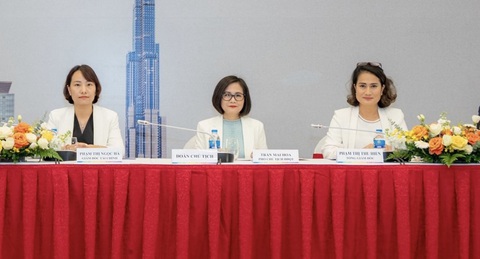 Lãnh đạo Vincom khẳng định không có kế hoạch đổi tên- Ảnh 1. Bà Trần Mai Hoa - phó chủ tịch VRE (ở giữa) và bà Phạm Thị Thu Hiền - tổng giám đốc VRE (bên phải) - tại đại hội đồng cổ đông 2024 - Ảnh: N.L.
