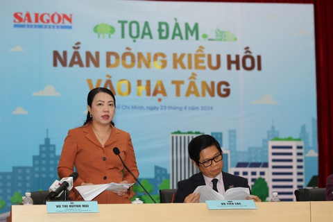 206 tỉ USD kiều hối đã đổ về Việt Nam- Ảnh 1. Bà Vũ Thị Huỳnh Mai, chủ nhiệm Ủy ban về người Việt Nam ở nước ngoài TP.HCM, phát biểu tại tọa đàm - Ảnh: A.H