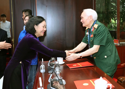 Cựu chiến binh, thanh niên xung phong tham gia chiến dịch Điện Biên Phủ gặp mặt ở thủ đô Hà Nội- Ảnh 1. Thường trực Ban Bí thư Trương Thị Mai gặp mặt các cựu chiến binh, cựu thanh niên xung phong trực tiếp tham gia chiến dịch Điện Biên Phủ - Ảnh: TRỌNG ĐỨC