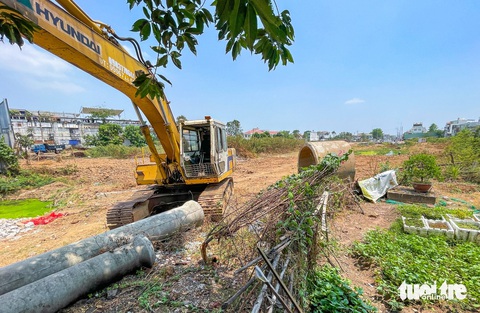 Nhà thầu Anh Vinh đưa máy móc thiếu chuẩn tới công trình, Ban Giao thông yêu cầu dời đi- Ảnh 1. Dự án đường Nguyễn Ảnh Thủ nối dài đoạn do nhà thầu Anh Vinh thực hiện - Ảnh: CHÂU TUẤN