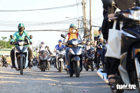 Đường Lã Xuân Oai, TP Thủ Đức ùn ứ sáng chiều, dự án mở rộng gặp vướng- Ảnh 3. Nhiều đoạn đường bị bong tróc phần thảm nhựa khiến xe cộ đi lại trơn trượt - Ảnh: NGỌC QUÝ