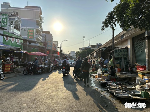 Đường Lã Xuân Oai, TP Thủ Đức ùn ứ sáng chiều, dự án mở rộng gặp vướng- Ảnh 5. Đường Lã Xuân Oai đoạn nút giao Lê Văn Việt thường xuyên tắc nghẽn do bị lấn chiếm lòng lề đường để buôn bán - Ảnh: NGỌC QUÝ