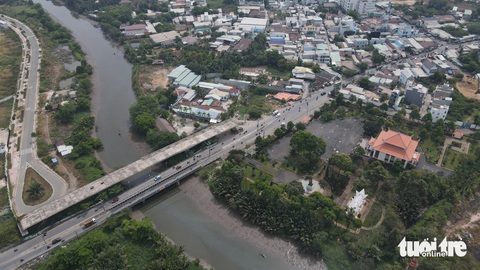 Đường Lã Xuân Oai, TP Thủ Đức ùn ứ sáng chiều, dự án mở rộng gặp vướng- Ảnh 4. Cầu Tăng Long sau khi hoàn thành sẽ giúp cải thiện tình hình giao thông - Ảnh: CHÂU TUẤN