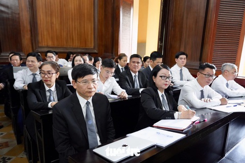 Luật sư bào chữa cho các bị cáo và luật sư bảo vệ cho các bị hại tại tòa - Ảnh- HỮU HẠNH Luật sư bào chữa cho các bị cáo và luật sư bảo vệ cho các bị hại tại tòa - Ảnh: HỮU HẠNH