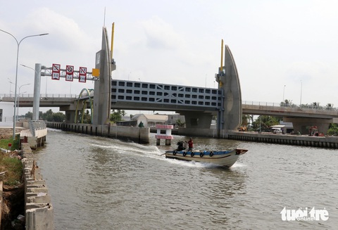 Đóng cống âu thuyền Vàm Bà Lịch để ngăn mặn, trữ nước ngọt- Ảnh 1. Cống âu thuyền Vàm Bà Lịch (ở xã Vĩnh Hòa Phú, huyện Châu Thành, Kiên Giang) - Ảnh: C.CÔNG