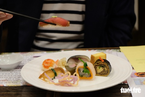 Thế giới sushi Nhật Bản phong phú, không chỉ có nigiri-zushi - Ảnh: ĐẬU DUNG Thế giới sushi Nhật Bản phong phú; trong ảnh là sushi mì soba, sushi viên tròn, sushi rau củ, sushi hoa anh đào, sushi cá basa ngâm giấm, sushi cá ngừ trộn xì dầu, sushi bánh đúc Nhật và sushi trứng nướng - Ảnh: ĐẬU DUNG