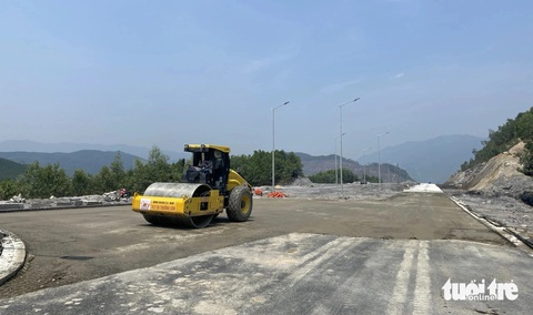 Hình hài đường vành đai ngàn tỉ ở Đà Nẵng sau ‘5 lần 7 lượt’ lỗi hẹn- Ảnh 2. Máy móc thi công những công đoạn cuối ở khu vực sạt lở - Ảnh: TRƯỜNG TRUNG