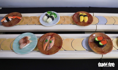 Làm thế nào để ăn sushi Nhật đúng cách, bằng tay hay bằng đũa?- Ảnh 5. Món sushi quen thuộc nhất ở Nhật Bản có lẽ là nigiri-zushi được phục vụ tại nhà hàng kaiten sushi (sushi băng chuyền) - Ảnh: DANH KHANG