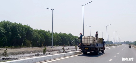 Hình hài đường vành đai ngàn tỉ ở Đà Nẵng sau ‘5 lần 7 lượt’ lỗi hẹn- Ảnh 5. Xe tưới nước cho cây trồng trên tuyến vành đai - Ảnh: ĐOÀN CƯỜNG