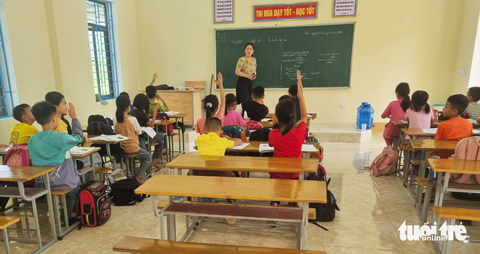 Tin giả bủa vây quanh vụ phản đối sáp nhập trường- Ảnh 1. Một số lớp học ở điểm trường chính Trường tiểu học Ngọc Sơn, huyện Thanh Chương, Nghệ An còn vắng học trò sáng 23-4 - Ảnh: DOÃN HÒA