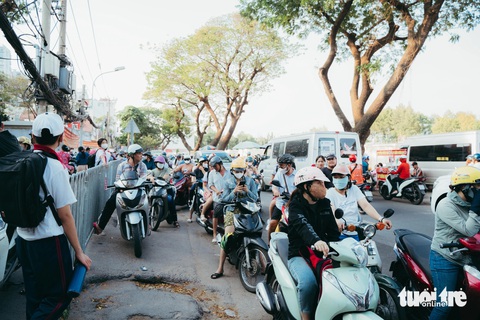 Nhiều phụ huynh khi đến đón học sinh phải đậu xe dưới đường vì lượng phụ huynh đến đón con quá đông - Ảnh: THANH HIỆP Nhiều phụ huynh khi đến đón con phải đậu xe dưới lòng đường - Ảnh: THANH HIỆP