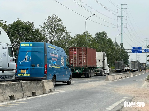 Lắp lại 19 đoạn dải phân cách bị mất trên đường Võ Chí Công- Ảnh 3. Người dân rất bức xúc bởi một đoạn chỉ vài trăm mét đường Võ Chí Công có tới 3 điểm bị mở dải phân cách cứng mà không có biển cảnh báo nào - Ảnh: MINH HÒA