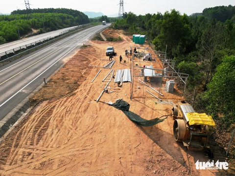 Cao tốc Cam Lộ - La Sơn sẽ có trạm dừng nghỉ tạm thời trước 30-4- Ảnh 1. Hai trạm dừng nghỉ tạm thời được Ban quản lý dự án đường Hồ Chí Minh dựng lên ở hai bên tuyến đường cao tốc Cam Lộ - La Sơn - Ảnh: THƯỜNG XUÂN