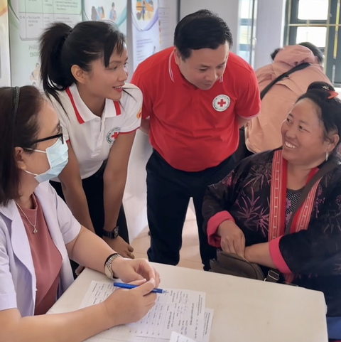 H'Hen Niê (thứ hai, từ trái vào) phiên dịch lại những chia sẻ của người dân tộc cho bác sĩ hiểu - Ảnh: NVCC H'Hen Niê (thứ hai, từ trái sang) phiên dịch lại những chia sẻ của người dân tộc cho bác sĩ hiểu