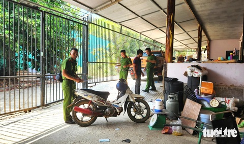 Công an Lâm Đồng truy bắt nhóm mang mã tấu vào nhà chém người- Ảnh 1. Công an huyện Đạ Huoai khám nghiệm hiện trường - Ảnh: L.A.