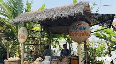 Du lịch Đồng Tháp thả ga suốt 2 ngày 1 đêm- Ảnh 4. Một gian hàng tại chợ quê Tân Thuận Đông, TP Cao Lãnh - Ảnh: ĐẶNG TUYẾT