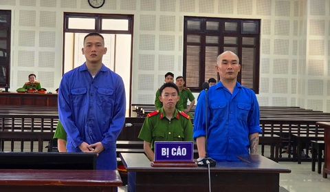 Nghe lời người phụ nữ ở Mỹ, 2 ông đi đập phá ô tô rồi vô tù- Ảnh 1. Hai bị cáo tại phiên tòa - Ảnh: Đ.C.
