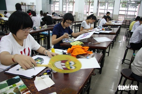 Trang web tuyển sinh bị tấn công, Trường đại học Kiến trúc TP.HCM gia hạn đăng ký xét tuyển- Ảnh 1. Thí sinh dự thi môn năng khiếu tại Trường đại học Kiến trúc TP.HCM - Ảnh: TRẦN HUỲNH