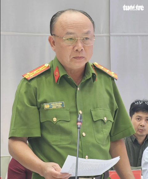 Đại tá Trần Văn Chính - phó giám đốc Công an tỉnh Bình Dương - trả lời tại họp báo chiều 23-4 - Ảnh: BÁ SƠN Đại tá Trần Văn Chính - phó giám đốc Công an tỉnh Bình Dương - trả lời tại họp báo chiều 23-4 - Ảnh: BÁ SƠN