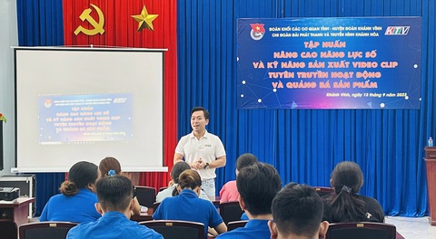 Anh Huy trong một buổi tập huấn cho thanh niên sản xuất video bằng smartphone để tuyên truyền và quảng bá sản phẩm - Ảnh: NVCC Anh Huy trong một buổi tập huấn cho thanh niên sản xuất video bằng smartphone để tuyên truyền và quảng bá sản phẩm - Ảnh: NVCC