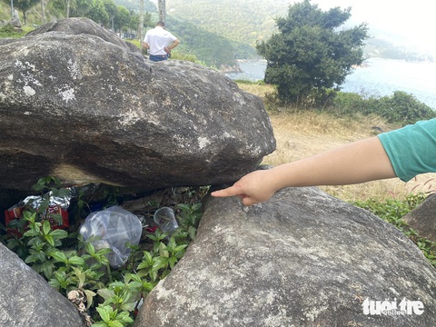 Nhiều nơi trên bán đảo Sơn Trà đầy rác- Ảnh 7. Tảng đá lớn là view chụp ảnh ở một cung đường trên Sơn Trà trở thành nơi 'ẩn nấp' của rác - Ảnh: ĐOÀN NHẠN