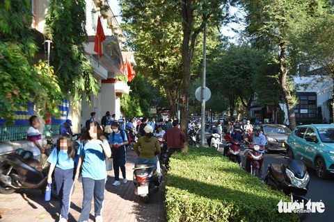 Nhiều phụ huynh đậu xe dưới lòng đường chờ đón con tại trường THCS Lê Quý Đôn (Quận 3, TP.HCM) - Ảnh: Trí Đức Nhiều phụ huynh đậu xe dưới lòng đường chờ đón con tại Trường THCS Lê Quý Đôn (quận 3, TP.HCM) - Ảnh: TRÍ ĐỨC