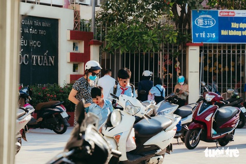Phụ huynh và học sinh cảm thấy thoải mái hơn khi không gặp tình trạng ùn tắc, dồn ứ phụ huynh đến đón các con trước cổng trường - Ảnh: THANH HIỆP Phụ huynh đón con trước cổng Trường tiểu học Trần Quốc Tuấn - Ảnh: THANH HIỆP