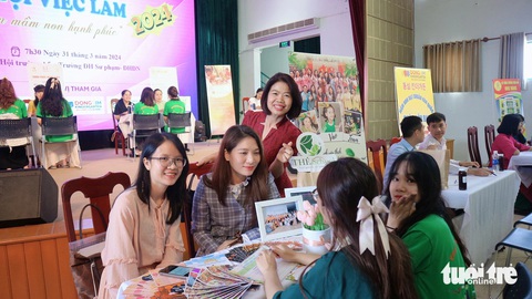 Trường đại học thưởng 5 triệu đồng cho sinh viên nam học ngành mầm non- Ảnh 1. Các giảng viên và sinh viên ngành giáo dục mầm non Trường đại học Sư phạm Đà Nẵng trong một hoạt động của khoa - Ảnh: SPĐN