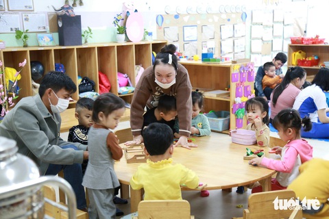 Trường đại học thưởng 5 triệu đồng cho sinh viên nam học ngành mầm non- Ảnh 3. Trẻ nhỏ trong những năm đầu đời rất cần sự giáo dục toàn diện, được tiếp xúc với các cô giáo và cả những thầy giáo - Ảnh: ĐOÀN NHẠN