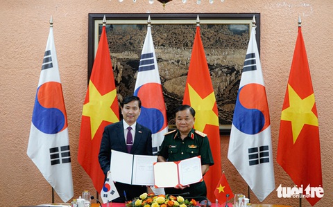 Thứ trưởng Bộ Quốc phòng Việt Nam Hoàng Xuân Chiến và thứ trưởng Bộ Quốc phòng Hàn Quốc ký biên bản Đối thoại Chính sách quốc phòng Việt Nam - Hàn Quốc lần thứ 11 - Ảnh: NGUYỄN HIỀN Thứ trưởng Bộ Quốc phòng Việt Nam Hoàng Xuân Chiến và Thứ trưởng Bộ Quốc phòng Hàn Quốc ký biên bản Đối thoại chính sách quốc phòng Việt Nam - Hàn Quốc lần thứ 11 - Ảnh: NGUYỄN HIỀN