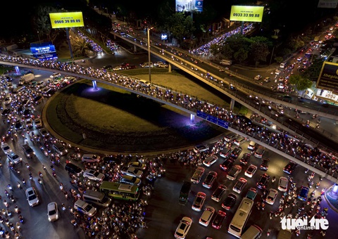 Xe cộ ‘rồng rắn’ nối đuôi trên đường Phạm Văn Đồng, vòng xoay Nguyễn Kiệm- Ảnh 3. Các ngã đường hướng về vòng xoay Nguyễn Kiệm đều rất đông xe cộ gây ra tình trạng ùn ứ - Ảnh: CHÂU TUẤN