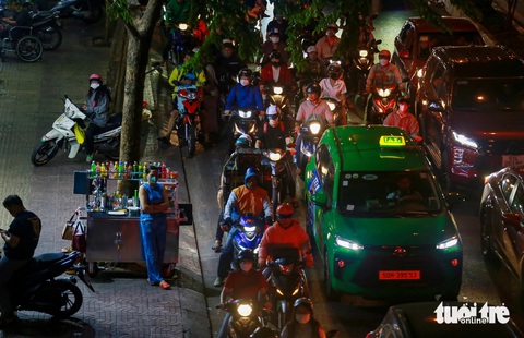 Xe cộ ‘rồng rắn’ nối đuôi trên đường Phạm Văn Đồng, vòng xoay Nguyễn Kiệm- Ảnh 4. Một số người đi đường phải tấp vào lề để chờ giao thông thông thoáng trở lại - Ảnh: CHÂU TUẤN
