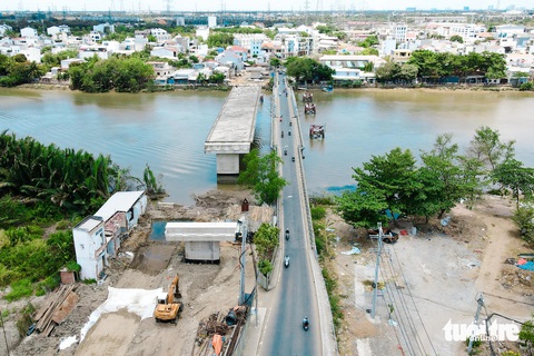 Dự kiến tháng 12 năm nay người dân Nhà Bè, quận 7 sẽ qua lại trên cầu Phước Long, Rạch Đỉa- Ảnh 2. Dự án xây dựng cầu Phước Long được phê duyệt năm 2017, khởi công năm 2020 song phải tạm dừng từ đầu năm 2021 do vướng mặt bằng và bố trí tái định cư. Sau đó các đơn vị quyết tâm tháo gỡ khó khăn, tái khởi động lại cầu Phước Long từ tháng 7-2023 - Ảnh: PHƯƠNG NHI