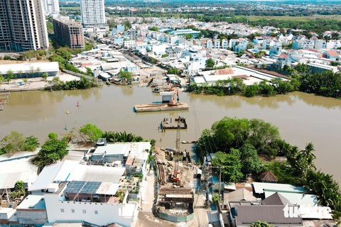 Dự kiến tháng 12 năm nay người dân Nhà Bè, quận 7 sẽ qua lại trên cầu Phước Long, Rạch Đỉa- Ảnh 6. Tại công trình cầu Rạch Đỉa, nhiều hạng mục đang tiếp tục được triển khai để kịp hoàn thành vào cuối năm 2024. Dự án cầu Rạch Đỉa nằm tại phường Tân Phong, kết nối quận 7 và huyện Nhà Bè - Ảnh: PHƯƠNG NHI