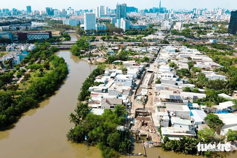 Dự kiến tháng 12 năm nay người dân Nhà Bè, quận 7 sẽ qua lại trên cầu Phước Long, Rạch Đỉa- Ảnh 13. Sau khi hoàn thành, cầu Rạch Đỉa cũng sẽ giúp giảm tải cho cầu Rạch Đỉa 2 trên đường Nguyễn Hữu Thọ - Ảnh: PHƯƠNG NHI