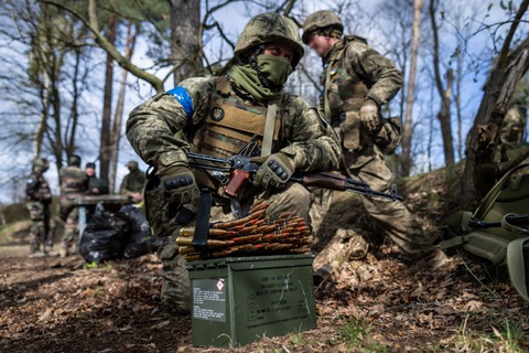 Binh sĩ Ukraine tham gia huấn luyện cùng quân nhân Pháp tại Ba Lan, ngày 4-4 - Ảnh: AFP Binh sĩ Ukraine tham gia huấn luyện cùng quân nhân Pháp tại Ba Lan, ngày 4-4 - Ảnh: AFP