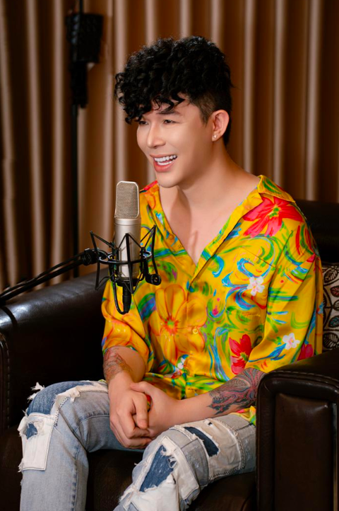 Nathan Lee lại tái xuất để... dẹp loạn showbiz?!- Ảnh 2. Sau những biến cố trong cuộc sống, giọng ca 8X càng thích ẩn mình hơn. Nói là nói vậy nhưng mỗi lần anh